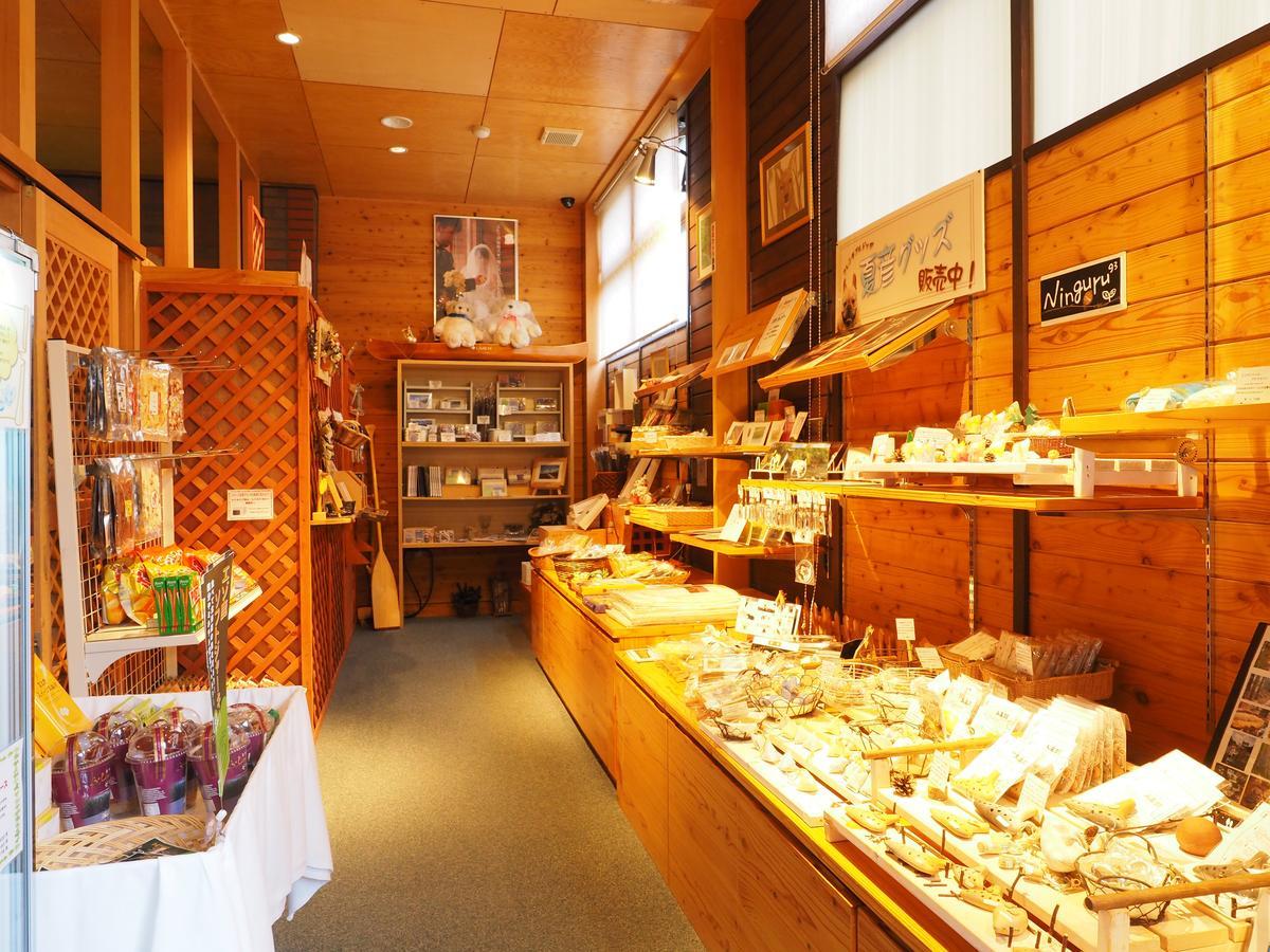Minamifurano Log Hotel Larch Lake Kanayama מראה חיצוני תמונה